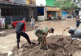 Aksi rehab jalan di wilayah desa binaan 
