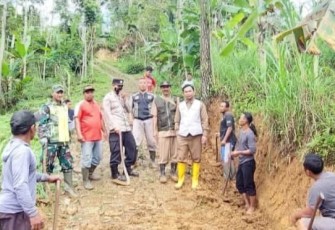 Gotong-royong perbaiki jalan desa binaan 