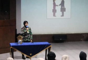 Ceramah Etiket Pergaulan bersama Letkol Sus Ari Endrarini