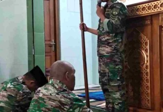 Pelaksanaan Sholat Jumat di masjid At Taqwa Korem 073/Mkt