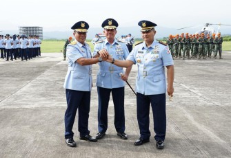 Pangkoopsud I Marsda TNI Bambang Gunarto foto bersama Danlanud Suryadarma usai sertijab 