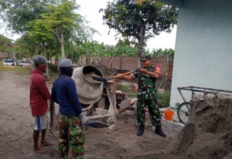 Gotong-royong bersama warga binaan bangun pagar TPU