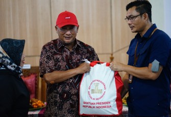 Penyerahan sembako dari staf kepresidenan kepada warga Pati