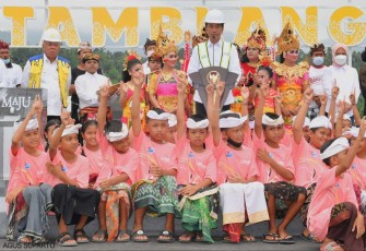 Presiden Jokowi bersama pelajar saat meresmikan Bendungan Danu Kerthi Buleleng  
