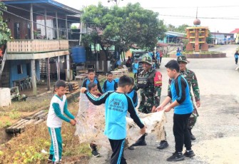 Bersihkan lingkungan sekolah di perbatasan 