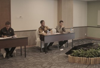Wakil Walikota Bitung kedua kanan menggunakan baju batik saat menyampaikan paparannya.