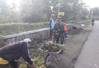 Kerja bakti bersama warga binaan