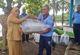 Kadisops Lanud Sutan Sjahrir Mayor Lek Bambang Raders saat menerima benih ikan 
