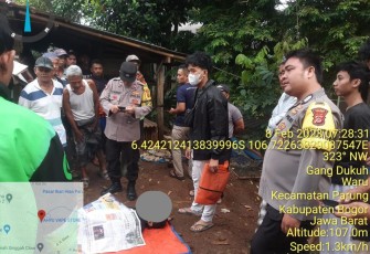 Polisi saat dilokasi penemuan mayat dibelakang rumah