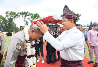 Kabaharkam Polri saat Dipakaikan Kain Songket Batu Bara dan Tengkuluk 