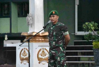 Kasiops Korem 073/Mkt saat mengambil apel pagi di halaman Makorem 073/Mkt