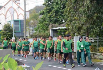 Setelah senam SKJ, anggota Korem 073/Mkt jalan santai