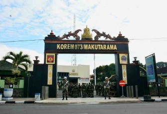 Kegiatan upacara di Makorem 073/Mkt