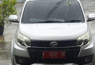 Mobil dinas Camat Kedungtuban yang sudah diganti dengan plat merah setelah ditegur kabid disiplin BKD Blora.