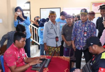 Dirjen Dukcapil Zudan Arif Fakrulloh saat meninjau pelayanan dukcapil di desa Pecatu Kabupaten Badung Bali