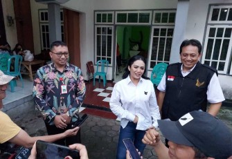 Anggota DPR RI Kris Dayanti bersama Kepala BPOM Pusat Bagus Heri Purnomo, S.Si., Apt, saat diwawancarai awak media usai kegiatan acara sosialisasi