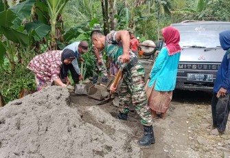 Gotong royong bangun jalan desa wilayah binaan 