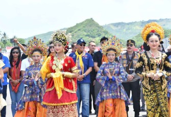 Ketua MPR RI Bambang Soesatyo (baju biru) saat pelaksanaan WSBK Mandalika 2023