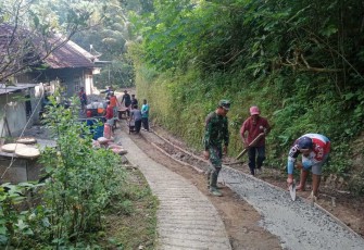 Gotong-royong rabat jalan wilayah desa binaan 