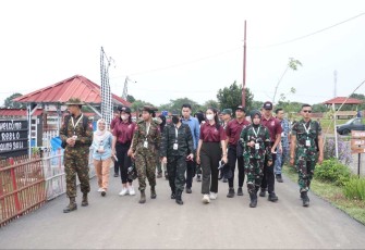 Delegasi ASEAN saat mengunjungi Taman Pancasila