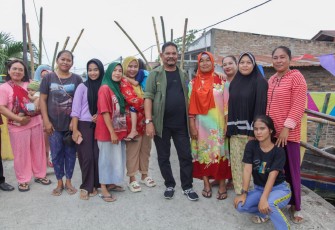 Rahudman (baju hijau) bersama masyarakat 