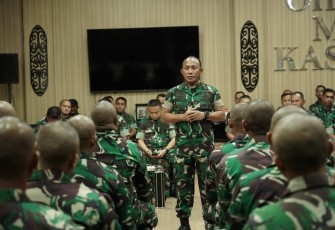 Pangdam XVIII/Kasuari Mayjen TNI Gabriel Lema saat memberikan pengarahan 
