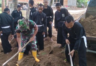 Perbaiki jalan berlubang bersama warga binaan 
