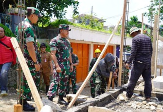 Wakasad Letjen TNI Agus Subiyanto saat meninjau pembangunan rumah tahan gempa di kabupaten Cianjur 
