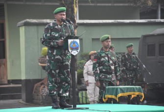 Upacara bendera mingguan di Makorem 073/Mkt
