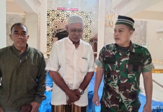 Dandim 1408/Mks Kolonel Inf Nurman Syahreda saat meninjau kubah Majid yang runtuh