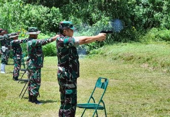 Latihan menembak prajurit Kodim 0304/Agam