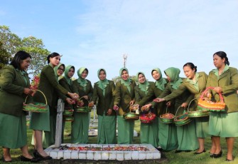 Ziarah dan Tabur Bunga Persit KCK Koorcab Rem 163 PD IX/Udayana