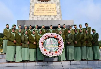 Ziarah dan Tabur Bunga Persit KCK Koorcab Rem 081
