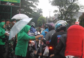 Persit Yonif Raider 300/Bjw Bagikan Takjil 