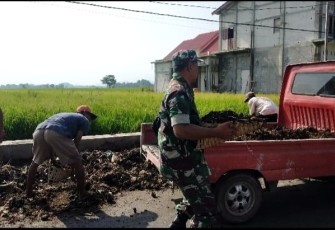 Bersihkan lingkungan bersama warga binaan