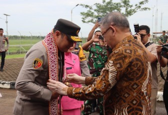 Gubernur Kalbar saat menyambut Kapolda 