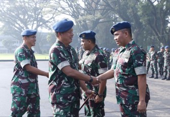 Dankoharmatau Marsda TNI Bambang Triono memberikan ucapan selamat prajuritnya naik pangkat, Bandung, Senin (3/4)