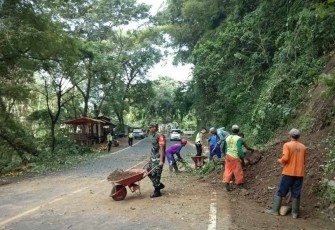 Pembersihan material longsor di wilayah desa binaan 