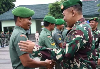 Kasrem 081/DSJ Letkol Inf Yuli Eko Purwanto memberikan ucapan selamat kenaikan pangkat prajuritnya 