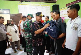 Bantuan paket sembako kepada warga korban pasca banjir di Pati