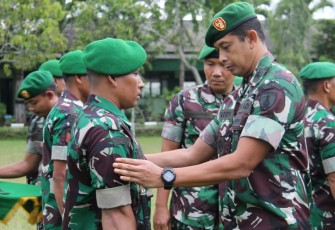 Dandim 0806/Trenggalek Letkol Kav Peddy Adi Prasetyo saat penyematan kenaikan pangkat prajuritnya 