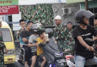 Dansatgas Yonif 621/Manutung Letkol Inf Deny Ahdiani Amir saat memberikan takjil