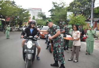 Dandim 1408/Mks Kolonel Inf Nurman Syahreda memberikan takjil gratis 