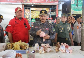 Dandim 0803/Madiun Letkol Inf Meina Helmi saat pantau harga di pasar 