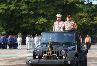 Kapolda Sulsel Irjen Pol Setyo Budi Moempoeni Harso saat pengecekan pasukan