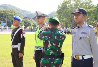 Dandim 0801/Pacitan Letkol Inf Roliyanto saat penyematan pita operasi Ketupat Semeru 2023