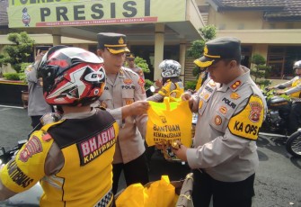 Kapolres saat Berikan Bansos Untuk Masyarakat Kota Pagar Alam Yang Kurang Mampu 