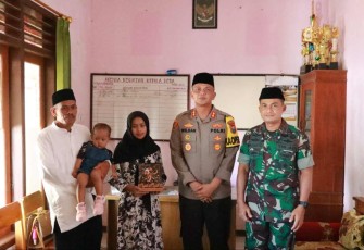 Dandim 0801/Pacitan Letkol Inf Roliyanto foto bersama keluarga alm Praka Miftahul Arifin usai memberikan santunan