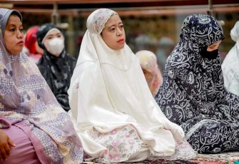 Puan Maharani saat sholat Ied, Sabtu (22/4)