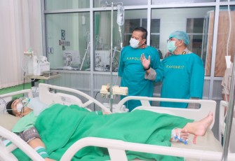 Kapolda Sulsel Irjen Pol Setyo Budi Moempoeni Harso saat menerima pemaparan kondisi anggotanya dari Karumrit RS Bhayangkara 